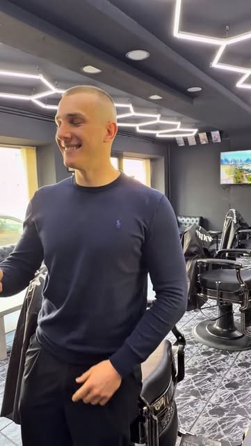 Innenraum des Barbershops Damian Barber mit Barberstühlen und LED-Decke