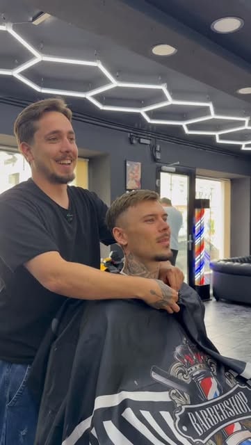 Kunde mit frischem Fade und gepflegtem Bart im Barbershop